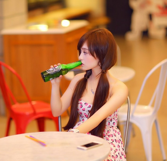 Ảnh gái xinh uống bia