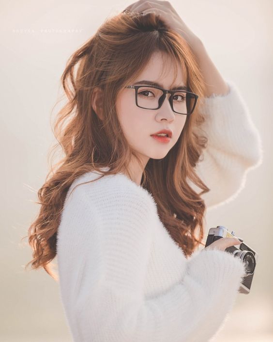       Beautiful girl wearing beautiful glasses