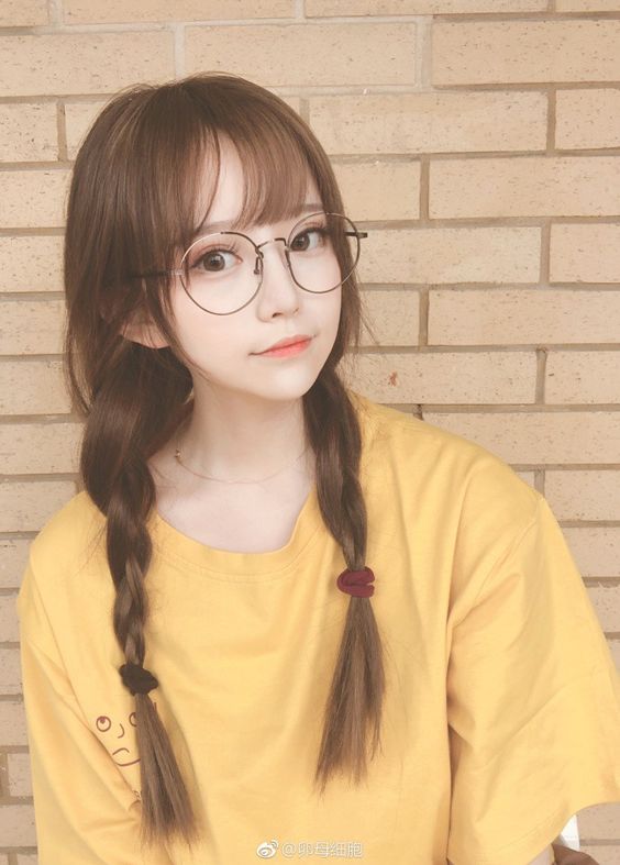 Photo of a pretty girl wearing glasses 2k7