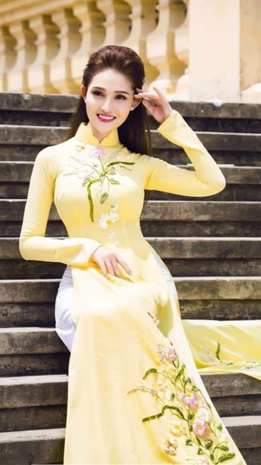 Hình ảnh áo dài màu vàng đẹp thiết kế đơn giản theo phong cách cổ điển