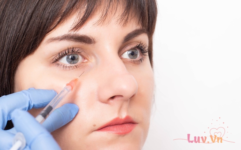 Bác sĩ thực hiện tiêm HA trị thâm vùng mắt cần có kinh nghiệm và tay nghề đảm bảo