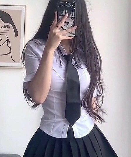 Hình ảnh con gái cute che mặt